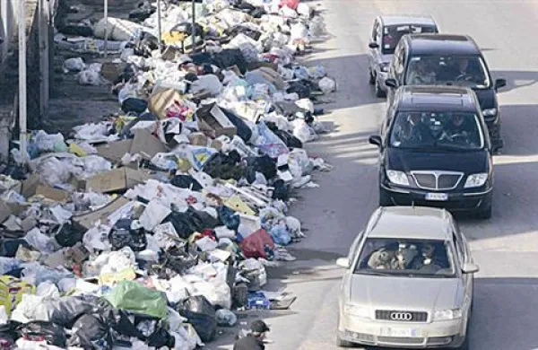 Italijanska vojska bo danes odstranila več tisoč ton smeti z neapeljskih ulic. 