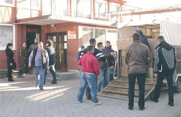 Poleg  prehrambenih izdelkov in toplih oblačil so v pošiljko dodali  še 40 zabojev jabolk, ki so jih poklonili kmetje, in 150 kilogramov piščancev pivškega  perutninarskega podjetja.