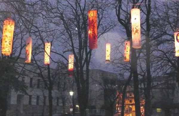 Sežanske ulice krasijo tudi lampijoni.