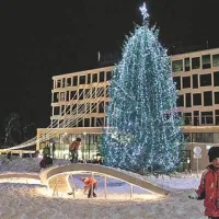 Novost letošnje praznične osvetlitve je v Postojni svetlobna zavesa na hotelu Kras.