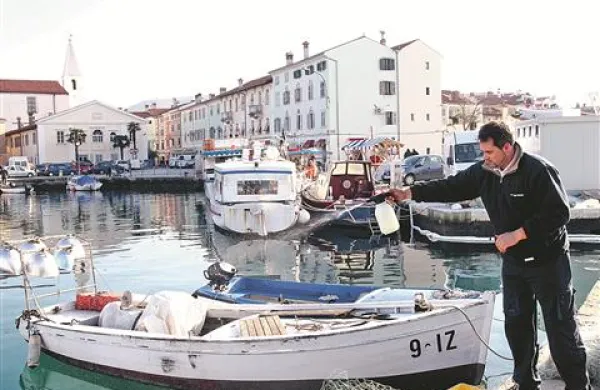Današnji madeži niso predstavljali večje nevarnosti za okolje, zato so jih s posebnim sredstvom raztopili.