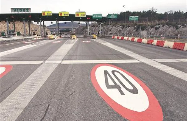 Pred cestninskimi postaji uradno velja omejitev, ki jo določa zadnji prometni znak. Na njem je oznaka 60. Omejitev na 40 km/h je torej bolj preventivne narave.