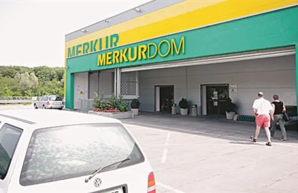 Zamudne obresti in nadomestila za skrajšanje odpovednega roka bodo odpuščeni delavci zaradi odsotnosti prisilne upraviteljice Katarine Benedik prejeli po novem letu. 