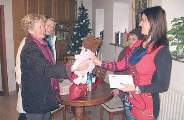  Ana Raganzini iz mladinskega centra in Jolanada Slokar,  predsednica Unicefovega  odbora, sta   včeraj  vodji materinskega doma Tanji Žorž (desno) poleg zbranega denarja podarili še punčko Mojco.