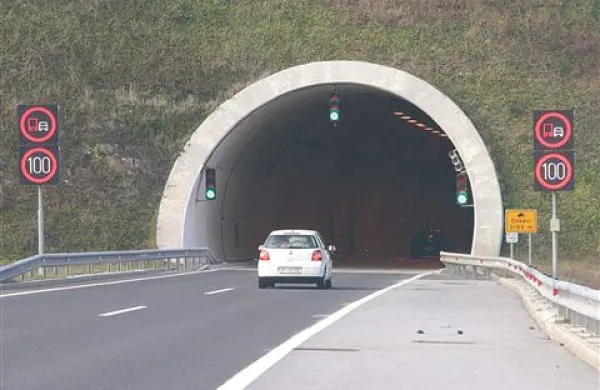 Po šestih letih so betonske stene  predora Dekani popustile in skoznje je pritekla voda.