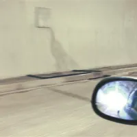 Na stenah predora se celo med vožnjo lepo vidijo temne lise, kjer voda zamaka. Na tleh so vzdrževalci z asfaltnimi robovi vodo usmerili v odtočne jaške.