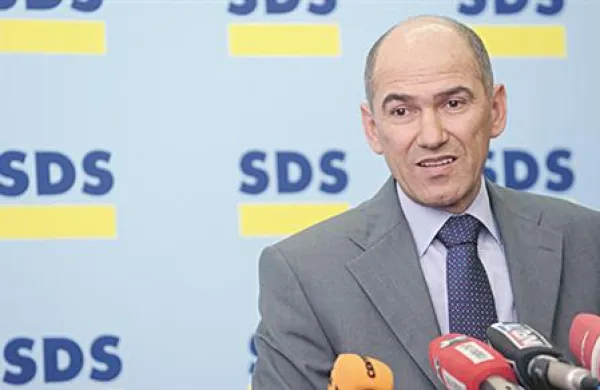 V SDS naj bi v dolgove zabredli predvsem zaradi nakupa in obnove 1,8 milijona evrov vredne vile na Trstenjakovi ulici v Ljubljani, kamor so pred slabima dvema letoma preselili sedež stranke.