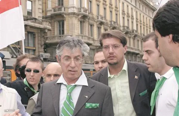 Ustanovitelj Severne lige Umberto Bossi živi v bližini sedeža stranke, kjer sta eksplodirali bombi.