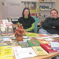 V turistično informacijskem centru Štanjel poskrbita za goste Tina Jazbec in Uroš Simčič