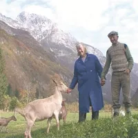 Dokumentarec Trenutek reke/Il tempo di Fiume začenja svoje potovanje s Sočo v Trenti, kjer z reko živita Pepca Kravanja in   Jožko Komac