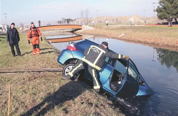 Koprski gasilci so “utopljeno” toyoto potegnili na suho.