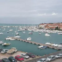 Eden od treh dodatnih  plavajočih pomolov za (večinoma) komunalne priveze 