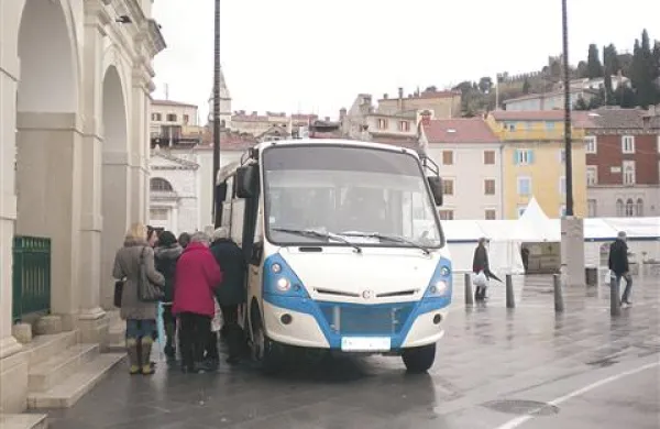 Brezplačen avtobus, ki vozi med Tartinijevim trgom in Fornačami, naj bi v prihodnje ustavljal tudi tik pred vhodom v garažno hišo