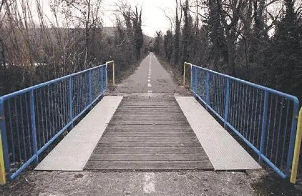 Tudi dotrajan most v Bertokih so razširili.