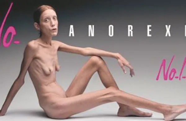 Kontroverzni italijanski fotograf Oliviero Toscani je Isabel Caro fotografiral za odmevno oglaševalsko kampanjo proti anoreksiji v letu 2007. Takrat je pri 165 centimetrih višine tehtala le 32 kilogramov.