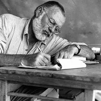 Američan Ernest Hemingway, avtor vojnega romana Zbogom, orožje (1929), naj ne bi  prišel dlje kot do Piave in torej Kobarida nikoli ni videl v živo