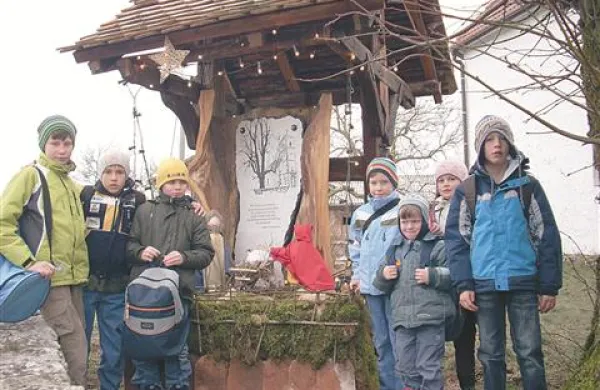 Mladi tepežkarji so se v Parjah zbrali ob jaslicah pred vaško cerkvijo