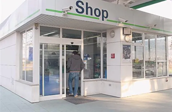 Z mačeto nad uslužbenca bencinskega servisa v Lazaretu