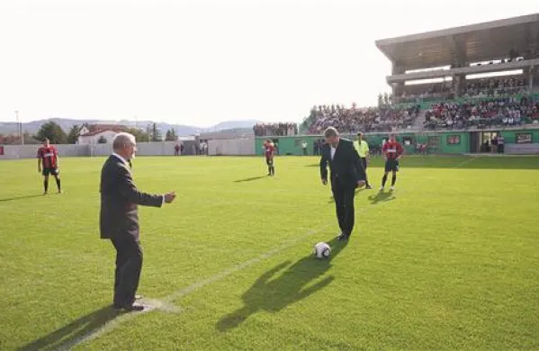 V ozadju prve podaje župana Marjana Poljšaka in prvega moža Primorja Dušana Črnigoja je vidna nova pokrita tribuna s slačilnicami in klubskimi prostori 