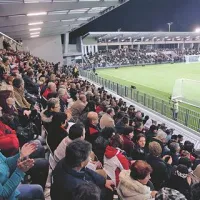 Pogled s prenovljene betonske tribune koprskega stadiona ob otvoritvi proti novi tribuni, kjer so prej domovale slačilnice. Tam so tudi klubski in drugi poslovni prostori