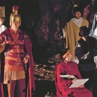 Med božičnimi prazniki je Postojnsko jamo in predstave  živih jaslic, nastope Eroike in zborov obiskalo skoraj  7000 gostov