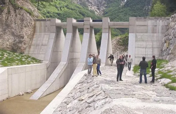 Vas  varuje razbijalec murastega toka, v katerega so vgradili za 350 hiš betona in železa