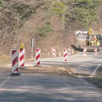Plaz Znosence je v začetku decembra poškodoval regionalno cesto med Ajdovščino in Colom ter domačinom in voznikom iz črnovrške planote  ter idrijskega konca prekinil glavno povezavo z Vipavsko dolino 