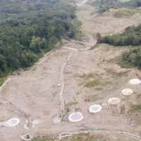 Letalski posnetek Slanega blata letos jeseni: ob deseti obletnici so se na vrhu plazu začeli novi večji premiki
