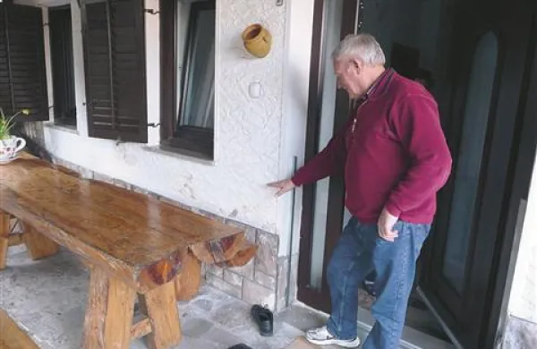  Zakoncema Blažič je skoraj meter vode zalilo stanovanje, ki sta ga  tik pred tem obnovila