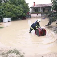 Družini Kramersteter je voda iz Dragonje, ki teče nekaj  metrov stran, zalila poldrugi meter hiše in kleti