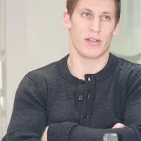 “Ko si mlad, se poskušaš v več športih in če imaš talent, si dober v vseh igrah z žogo. Razmišljali so, da bi me zvabili  v košarko, ampak jaz sem  vse podredil nogometu.”  