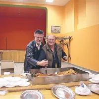 Gojmir Lešnjak - Gojc (na sliki desno) je prispeval odojka, ki sta ga z Danijelom Božičem skupaj razrezala in razdelila med zbrane.