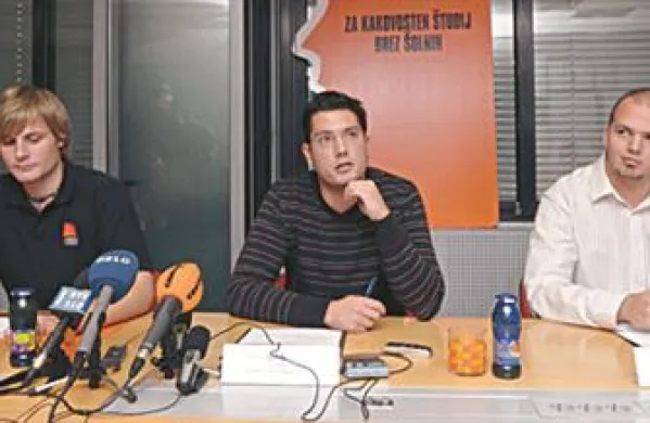 ŠOS in sindikati bodo vzporedno, od 6. januarja naprej, zbirali tudi podpise za referendum o pokojninski reformi, če jim tega ne bo preprečila sicer že napovedana ustavna presoja referenduma.