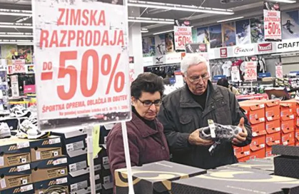 Obisk razprodaj je zaradi predrazprodajnih in prazničnih popustov vsako leto manjši.