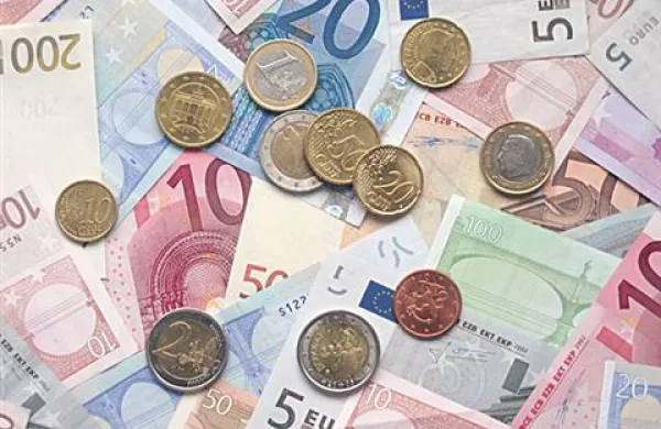 Egon Zakrajšek je v pogovoru za Finance ocenil, da bi lahko Slovenijo zaradi njene majhnosti in razmeroma nelikvidnega finančnega sistema doletela ista usoda kot  Grčijo, Irsko in Portugalsko   