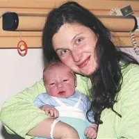 Petra Miško Helvig z novorojencem Ožbejem