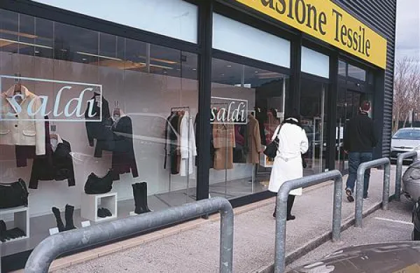 Trgovski center tik za mejo v Miljah je bil včeraj, na prvi dan razprodaj, oblegan že dopoldne  