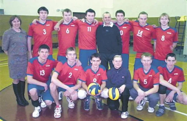 Zoran Jerončič (stoji v modrem) z moštvom Fakultete za šport v Minsku