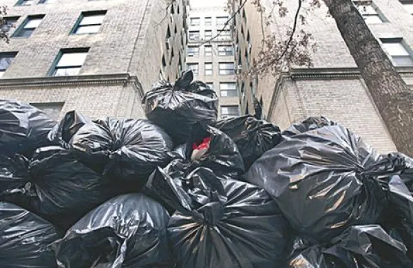 Kup smeti je preprečil smrt obupanega Newyorčana.