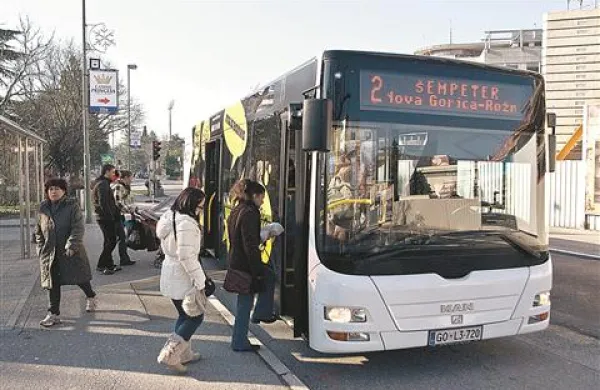 Dijaki, ki se vozijo med Novo Gorico (na fotografiji) in Šempetrom imajo že tako brezplačen avtobusni prevoz