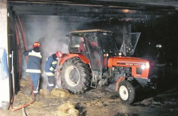 Gasilci in domačini so  še pravi čas rešili živino in stroje