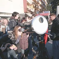 Opazovanje delnega Sončevega mrka na Bevkovem trgu v Novi Gorici