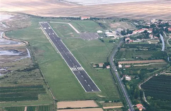 Podaljšanje steze uprava letališča utemeljuje  z večjo varnostjo in možnostjo za pristajanja  večjih letal