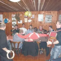 Za dobro razpoloženje je skrbela tudi harmonika, levo Slavko Škoberne 