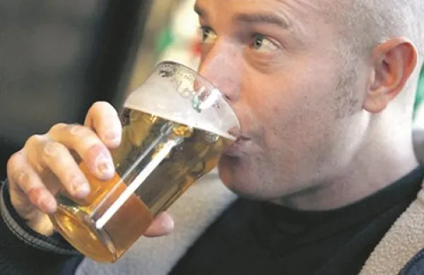 Odslej bodo smeli v Veliki Britaniji točiti pivo tudi v 4-decilitrskih kozarcih.