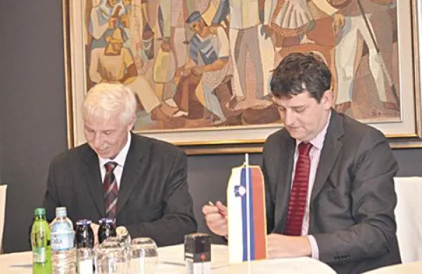 Pogodbo za zaključna dela sta podpisala direktor Stavbenika Peter Fabiani (levo) in direktor Kobilarne Lipica Tomi Rumpf.  