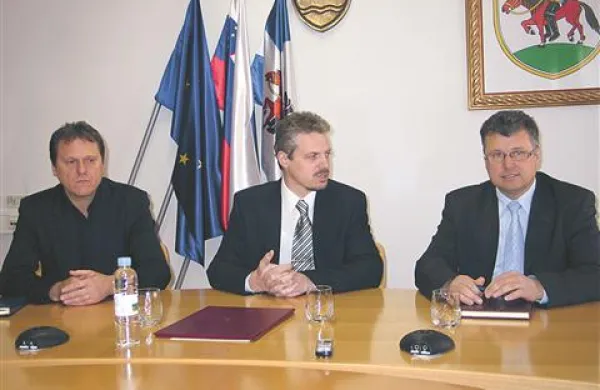Pivška občina bo imela poleg neposredno izvoljenega  župana Roberta Smrdelja   tudi v novem mandatu dva  podžupana: Andreja Godino (prvi z leve) in Borisa Rebca (prvi z desne).