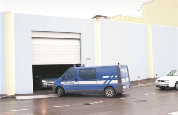 Zaporniki lahko delajo tako za zaporniškimi zidovi kot na prostosti, v svojih starih službah - seveda ob soglasju direktorja zapora 