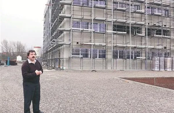 Aleš Štrancar, direktor družbe BIA Separations pred stavbo v Ajdovščini, ki bo dograjena do konca junija letos