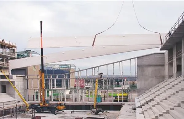 Delavci Stavbenika so včeraj začeli nameščati 44 metrov dolge  nosilce za streho.